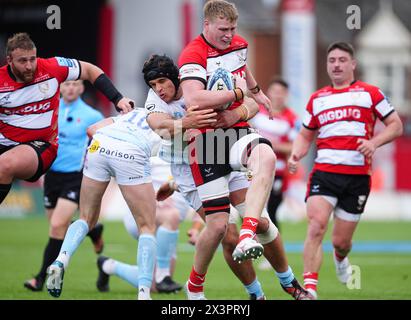 Dafydd Jenkins d'Exeter Chiefs (à gauche) affronte Arthur Clark de Gloucester lors du Gallagher Premiership match au Kingsholm Stadium de Gloucester. Date de la photo : dimanche 28 avril 2024. Banque D'Images