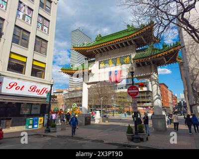 Chinatown Gateway Paifang avec drapeau national américain et drapeau de la République de Chine (Taiwan) accroché, dans le district Chinatown de Boston, Massachusetts ma, États-Unis Banque D'Images