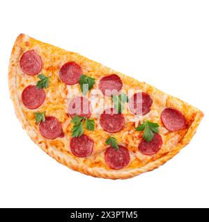 Calzone cuite - type fermé de pizza qui est plié en deux décoré avec une brindille de basilic sur un fond blanc Banque D'Images