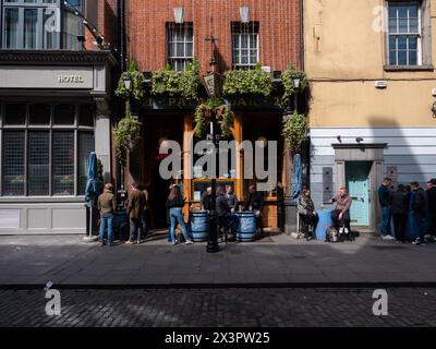 Les gens buvant à l'extérieur d'un Palace Bar à Temple Bar, ville de Dublin, irlande. Banque D'Images