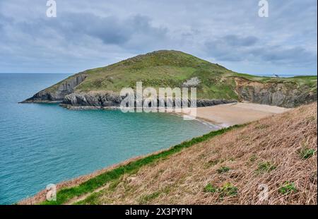 Mwnt Beach et Eglwys y Grog (église Holy Cross) Mwnt, Cardigan, Ceredigion, pays de Galles Banque D'Images