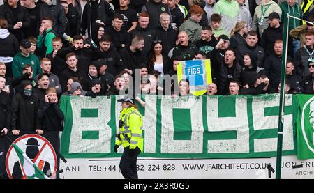 Supporters celtiques lors du Cinch Premiership match au Scot Foam Stadium, Dundee. Date de la photo : dimanche 28 avril 2024. Banque D'Images