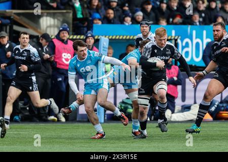 Newcastle, GbR. 28 avril 2024. Sam Cross des Newcastle Falcons sur la charge lors du match Gallagher Premiership match entre Newcastle Falcons et Sale Sharks à Kingston Park, Newcastle le dimanche 28 avril 2024. (Photo : Chris Lishman | mi News) crédit : MI News & Sport /Alamy Live News Banque D'Images