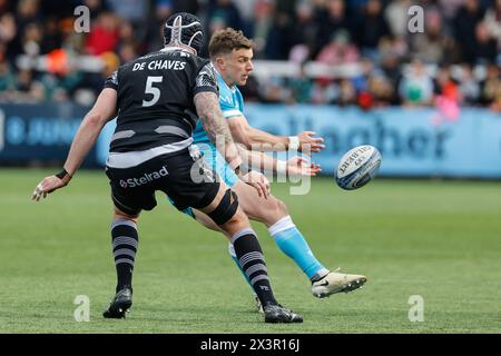 Newcastle, GbR. 28 avril 2024. George Ford de Sale Sharks passe lors du Gallagher Premiership match entre Newcastle Falcons et Sale Sharks à Kingston Park, Newcastle le dimanche 28 avril 2024. (Photo : Chris Lishman | mi News) crédit : MI News & Sport /Alamy Live News Banque D'Images