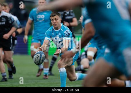 Newcastle, GbR. 28 avril 2024. George Ford de Sale Sharks passe lors du Gallagher Premiership match entre Newcastle Falcons et Sale Sharks à Kingston Park, Newcastle le dimanche 28 avril 2024. (Photo : Chris Lishman | mi News) crédit : MI News & Sport /Alamy Live News Banque D'Images