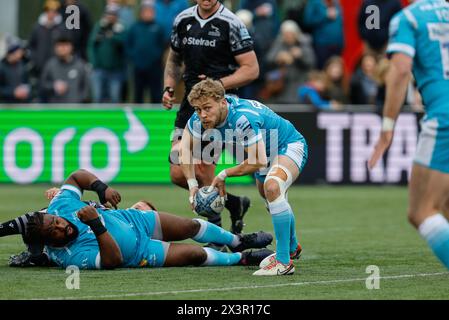 Newcastle, GbR. 28 avril 2024. Gus Warr de Sale Sharks passe lors du Gallagher Premiership match entre Newcastle Falcons et Sale Sharks à Kingston Park, Newcastle le dimanche 28 avril 2024. (Photo : Chris Lishman | mi News) crédit : MI News & Sport /Alamy Live News Banque D'Images