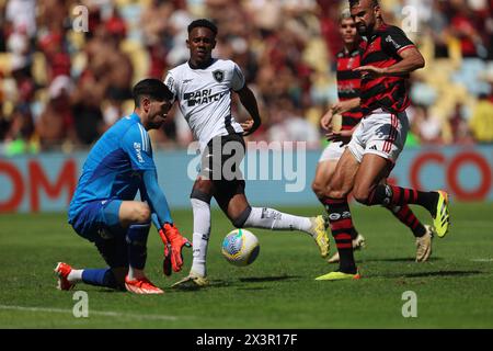 Rio de Janeiro, Brésil. 28 avril 2024. Agustin Rossi et Fabricio Bruno de Flamengo se battent pour le ballon de possession avec Jeffinho de Botafogo, lors du match entre Flamengo et Botafogo, pour la Serie A 2024 brésilienne, au stade Maracana, à Rio de Janeiro, le 28 avril. Photo : Daniel Castelo Branco/DiaEsportivo/Alamy Live News crédit : DiaEsportivo/Alamy Live News Banque D'Images