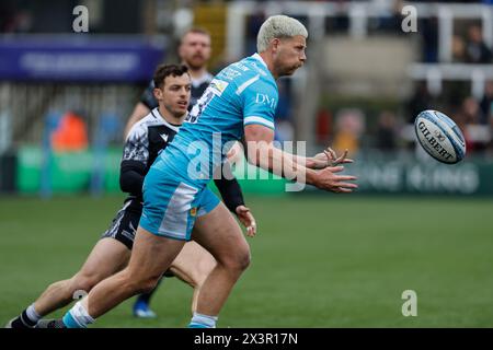 Newcastle, GbR. 28 avril 2024. Rob du Preez de Sale Sharks passe lors du match Gallagher Premiership entre Newcastle Falcons et Sale Sharks à Kingston Park, Newcastle, le dimanche 28 avril 2024. (Photo : Chris Lishman | mi News) crédit : MI News & Sport /Alamy Live News Banque D'Images