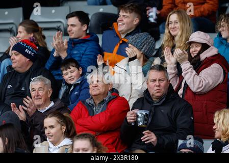 Newcastle, GbR. 28 avril 2024. Les supporters des Falcons acclament de leur côté lors du Gallagher Premiership match entre Newcastle Falcons et Sale Sharks à Kingston Park, Newcastle le dimanche 28 avril 2024. (Photo : Chris Lishman | mi News) crédit : MI News & Sport /Alamy Live News Banque D'Images