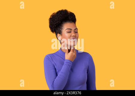 La femme hispanique touche le cou ressent une gêne douloureuse sensation Banque D'Images