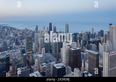 Vue aérienne au coucher du soleil du paysage du centre-ville depuis la Willis Tower à Chicago Banque D'Images