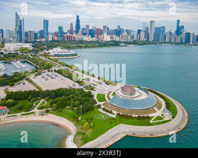 Vue aérienne ensoleillée du planétarium Adler et du paysage urbain du centre-ville de Chicago Banque D'Images