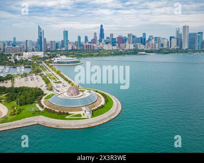 Vue aérienne ensoleillée du planétarium Adler et du paysage urbain du centre-ville de Chicago Banque D'Images