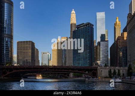 Chicago, OCT 3 2023 - vue extérieure ensoleillée du State Street Bridge et du paysage urbain Banque D'Images