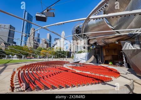Chicago, OCT 3 2023 - vue ensoleillée du pavillon Jay Pritzker au Millennium Park Banque D'Images