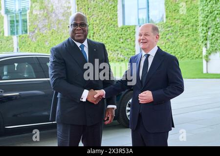 Berlin, Allemagne. 28 avril 2024. Le Chancelier fédéral Olaf Scholz (SPD, R) reçoit Félix Tshisekedi, Président de la République démocratique du Congo, pour une réunion à la Chancellerie fédérale. Crédit : Annette Riedl/dpa/Alamy Live News Banque D'Images