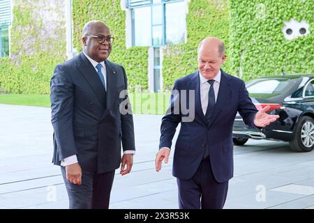 Berlin, Allemagne. 28 avril 2024. Le Chancelier fédéral Olaf Scholz (SPD, R) reçoit Félix Tshisekedi, Président de la République démocratique du Congo, pour une réunion à la Chancellerie fédérale. Crédit : Annette Riedl/dpa/Alamy Live News Banque D'Images