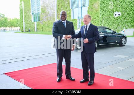 Berlin, Allemagne. 28 avril 2024. Le Chancelier fédéral Olaf Scholz (SPD, R) reçoit Félix Tshisekedi, Président de la République démocratique du Congo, pour une réunion à la Chancellerie fédérale. Crédit : Annette Riedl/dpa/Alamy Live News Banque D'Images