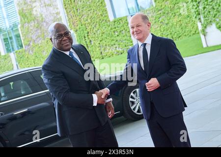 Berlin, Allemagne. 28 avril 2024. Le Chancelier fédéral Olaf Scholz (SPD, R) reçoit Félix Tshisekedi, Président de la République démocratique du Congo, pour une réunion à la Chancellerie fédérale. Crédit : Annette Riedl/dpa/Alamy Live News Banque D'Images