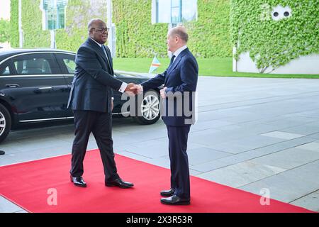 Berlin, Allemagne. 28 avril 2024. Le Chancelier fédéral Olaf Scholz (SPD, R) reçoit Félix Tshisekedi, Président de la République démocratique du Congo, pour une réunion à la Chancellerie fédérale. Crédit : Annette Riedl/dpa/Alamy Live News Banque D'Images