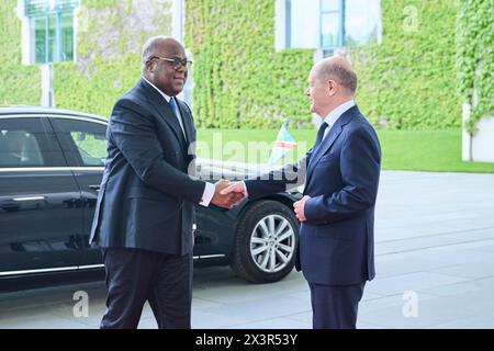 Berlin, Allemagne. 28 avril 2024. Le Chancelier fédéral Olaf Scholz (SPD, R) reçoit Félix Tshisekedi, Président de la République démocratique du Congo, pour une réunion à la Chancellerie fédérale. Crédit : Annette Riedl/dpa/Alamy Live News Banque D'Images