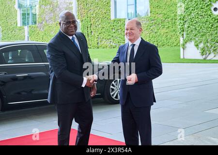 Berlin, Allemagne. 28 avril 2024. Le Chancelier fédéral Olaf Scholz (SPD, R) reçoit Félix Tshisekedi, Président de la République démocratique du Congo, pour une réunion à la Chancellerie fédérale. Crédit : Annette Riedl/dpa/Alamy Live News Banque D'Images