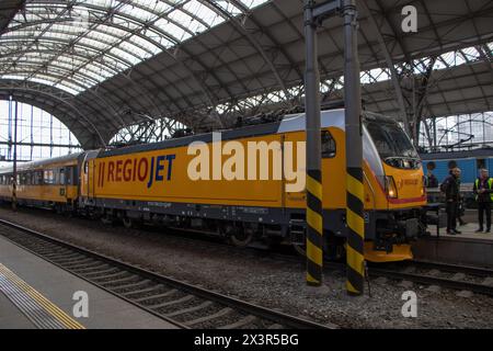 Prague, Tchéquie ; mars 25 2024 : train exploité par la compagnie privée tchèque RegioJet à la gare centrale de Prague. La société opère dans plusieurs pays. Banque D'Images
