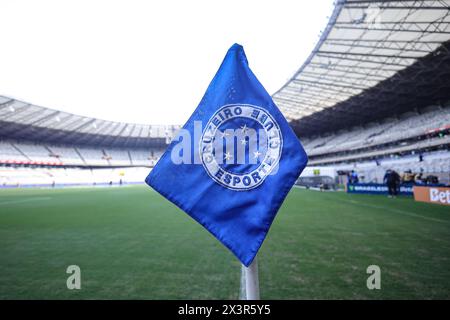 Belo Horizonte, Brésil. 28 avril 2024. MG - BELO HORIZONTE - 04/28/2024 - BRÉSIL A 2024, CRUZEIRO x VITORIA - CRUZEIRO drapeau au stade Mineirao pour le match entre Cruzeiro et Vitoria pour le championnat brésilien A 2024. Photo : Gilson Lobo/AGIF (photo : Gilson Lobo/AGIF/SIPA USA) crédit : SIPA USA/Alamy Live News Banque D'Images