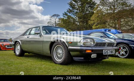 1990 Jaguar XJ-S H.E., exposée au April Scramble qui s'est tenu au Bicester Heritage Centre le 21 avril 2024. Banque D'Images