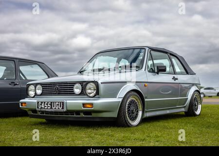 1990 Volkswagen Golf Clipper Cabrio, exposée au April Scramble qui s’est tenu au Bicester Heritage Centre le 21 avril 2024. Banque D'Images