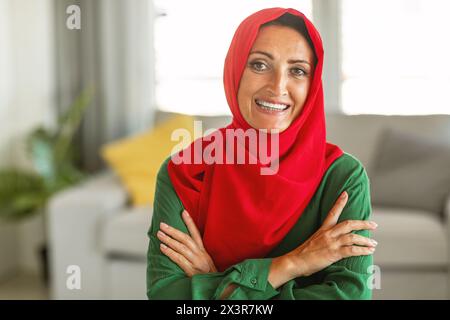 Femme joyeuse portant le Hijab rouge et vert Banque D'Images