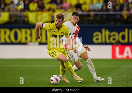 Villarreal, Espagne. 28 avril 2024. VILLARREAL, ESPAGNE - AVRIL 28 : Alexander Sorloth Centre-attaquant de Villarreal CF concourt pour le ballon avec Andrei Ratiu arrière droit du Rayo Vallecano lors du match LaLiga EA Spots entre Villarreal CF et Rayo Vallecano à l'Estadio de la Ceramica, le 28 avril 2024 à Villarreal, Espagne. (Photo de Jose Torres/photo Players images) crédit : Magara Press SL/Alamy Live News Banque D'Images