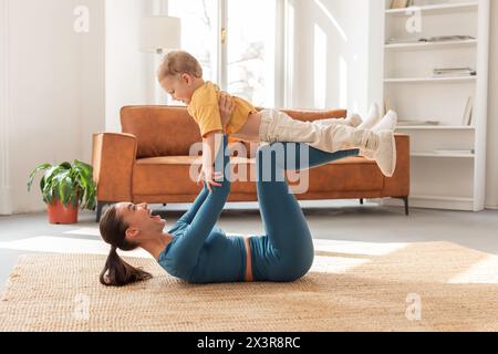 Mère et enfant jouant ensemble dans le cadre du salon Banque D'Images