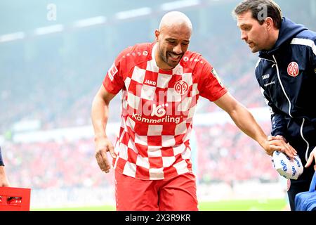 Mainz, Allemagne. 28 avril 2024. Fussball 1. Bundesliga 31. Spieltag 1. FSV Mainz 05 - 1. FC Koeln AM 28.04.2024 in der Mewa Arena in Mayence Karim Onisiwo ( Mayence ) verletzt sich les règlements de la DFL interdisent toute utilisation de photographies comme séquences d'images et/ou quasi-vidéo. Foto : Revierfoto crédit : ddp Media GmbH/Alamy Live News Banque D'Images