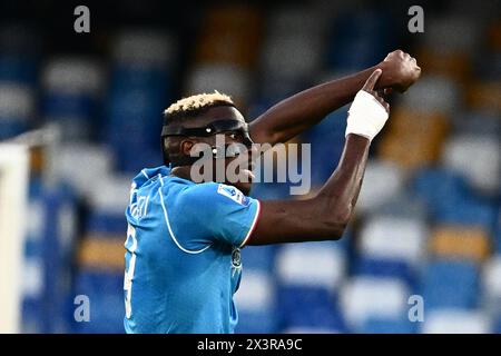 Naples, Italie. 28 avril 2024. Victor Osimhen de SSC Napoligesture lors du match de Serie A TIM entre SSC Napoli et AS Roma au stade Diego Armando Maradona à Naples, Italie, le 28 avril 2024. Crédit : Nicola Ianuale/Alamy Live News Banque D'Images