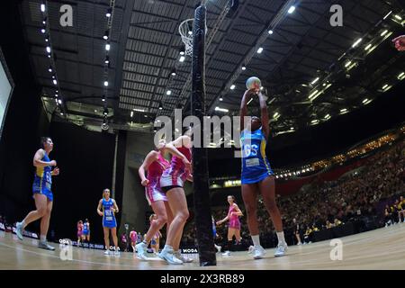 Leeds, Royaume-Uni. 28 avril 2024. First Direct Arena, Leeds, West Yorkshire, 28 avril 2024. Netball Super League Leeds Rhinos vs Loughborough Lightning Joyce Mvula de Leeds Rhinos tire au but contre Loughborough Lightning Credit : Touchlinepics/Alamy Live News Banque D'Images