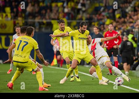 Villarreal, Espagne. 28 avril 2024. VILLARREAL, ESPAGNE - AVRIL 28 : Raul Albiol Centre-back de Villarreal CF concourt pour le ballon avec Radamel Falcao Centre-avant du Rayo Vallecano lors du match LaLiga EA Spots entre Villarreal CF et Rayo Vallecano à l'Estadio de la Ceramica, le 28 avril 2024 à Villarreal, Espagne. (Photo de Jose Torres/photo Players images) crédit : Magara Press SL/Alamy Live News Banque D'Images