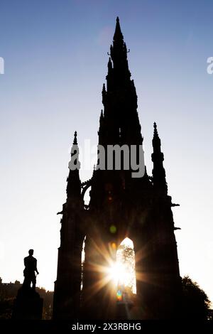 Le Scott Monument à Édimbourg, en Écosse. Dessiné par la lumière du soleil du soir, le monument est dédié à Sir Walter Scott. Banque D'Images