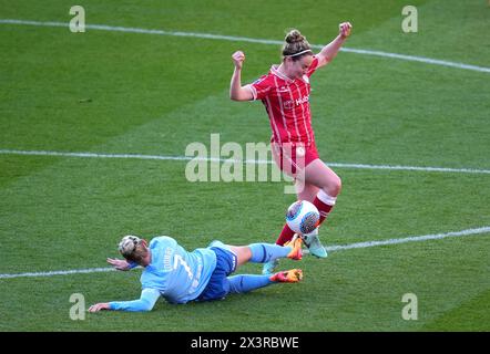 Emily Syme de Bristol City (à droite) est contestée par Laura Coombs de Manchester City lors du match de Super League féminine des Barclays à Ashton Gate, Bristol. Date de la photo : dimanche 28 avril 2024. Banque D'Images