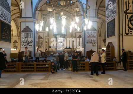 Bursa, Turquie - 13 avril 2024 : vue de l'intérieur de la Grande Mosquée avec des touristes Banque D'Images