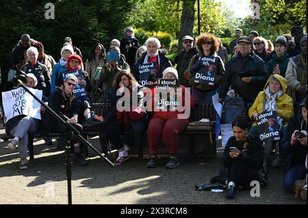 Londres, Royaume-Uni. 28 avril 2024. La communauté se rallie pour soutenir la réintégration de Diane Abbot en raison de la discrimination raciste et de la différence culturelle et mentalité. Les difficultés de la pensée politique différente et de la lutte pour leur statut. Des affiches ont été distribuées lors du rassemblement, indiquant le nombre de fois où elle s'est levée au Parlement et a posé des questions pertinentes. Diane Abbot s'est vu refuser plus de 40 rassemblements au Hackney Downs Park à Londres, au Royaume-Uni. Crédit : Voir Li/Picture Capital/Alamy Live News Banque D'Images