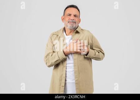 Homme debout avec les mains pliées devant la poitrine Banque D'Images