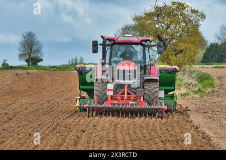Tracteurs effectuant des forages profonds sur lit, préparant la plantation de pommes de terre au printemps sur des terres agricoles à Norfolk (Hickling) East Anglia UK. Banque D'Images