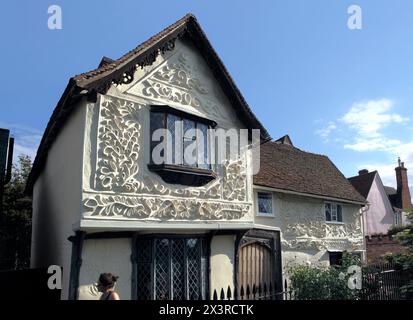 Fin de soirée du milieu de l'été, la lumière du soleil se détache de la maison ancienne restaurée, Clare, Suffolk. Banque D'Images