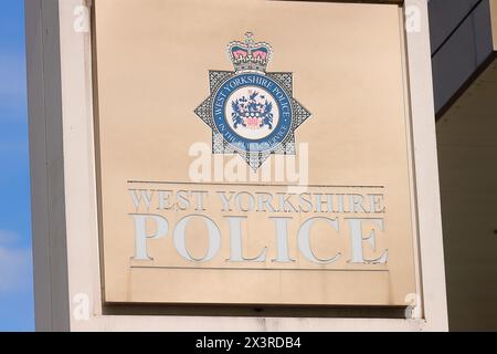 Panneau devant le quartier général de la force de police du West Yorkshire sur Elland Road à Leeds, West Yorkshire, Royaume-Uni Banque D'Images