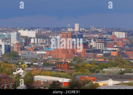 Une vue lointaine de l'horizon du centre-ville de Leeds, West Yorkshire, Royaume-Uni Banque D'Images