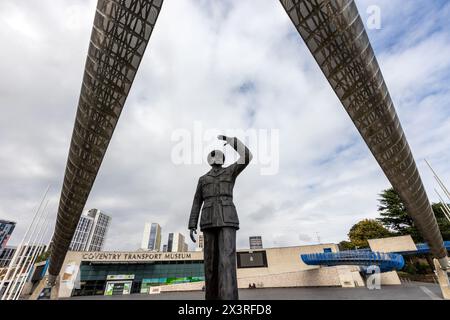 La statue de Sir Frank Whittle devant le Coventry transport Museum Banque D'Images