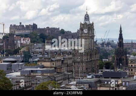 Le centre d'Édimbourg, avec l'hôtel Balmoral et Scott Monument bien en vue sur Princes Street, et le château sur la ligne d'horizon Banque D'Images