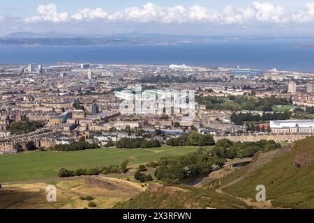 Le port de Leith, Édimbourg, vu depuis Arthur's Seat., avec le Firth of Forth et, au loin, la côte du Fife Banque D'Images