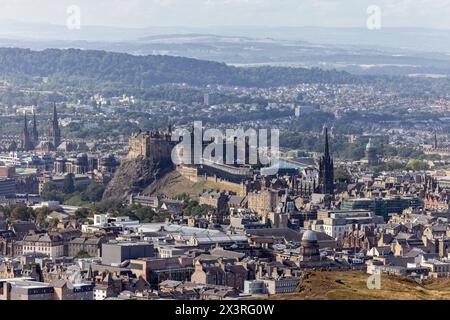 Édimbourg, vue de la mer d'Arthur, avec le château d'Édimbourg en évidence au centre Banque D'Images